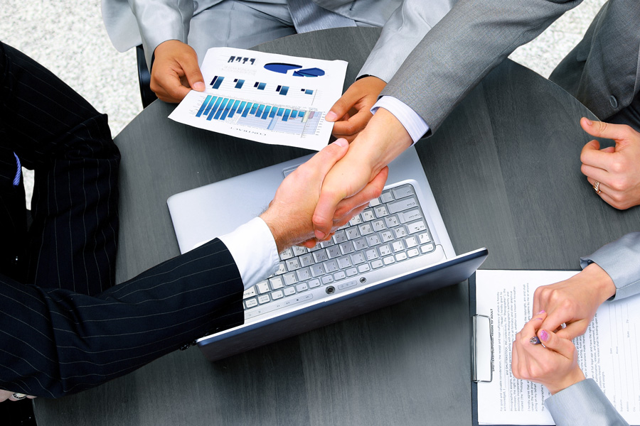 如果客户对上海律师的收费不满意，有哪些途径可以投诉或寻求法律援助？