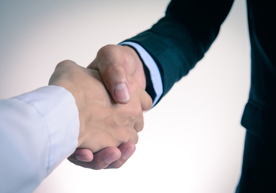 上海合同审查律师视角下合同签个人名字的有效性探讨